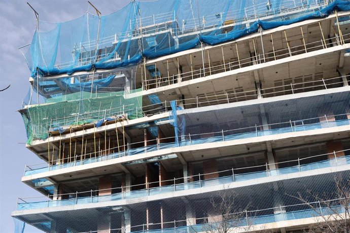 Archivo - Un edificio en obras.