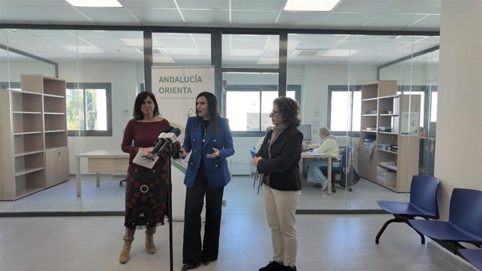 María Dolores Gálvez (centro), durante su intervención en Palma del Río.