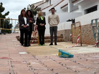 La subdelegada del Gobierno en Huelva, María José Rico, en su visita a las obras del PFEA en Valverde del Camino.