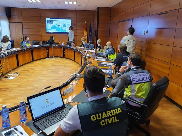Archivo - Agentes de Gaurdia Civil y Policía Nacional se coordinan en el CITCO en un operativo contra redes criminales en los Balcanes. 