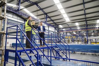 La alcaldesa de Alcalá de Guadaíra (Sevilla), Ana Isabel Jiménez, visita la empresa aluminios Galisur.