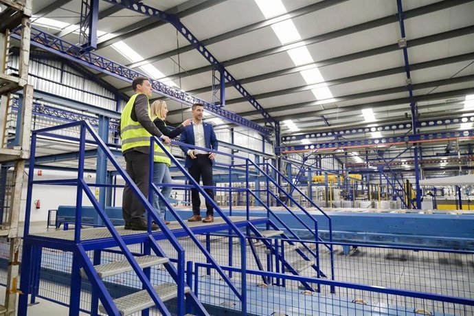 La alcaldesa de Alcalá de Guadaíra (Sevilla), Ana Isabel Jiménez, visita la empresa aluminios Galisur.