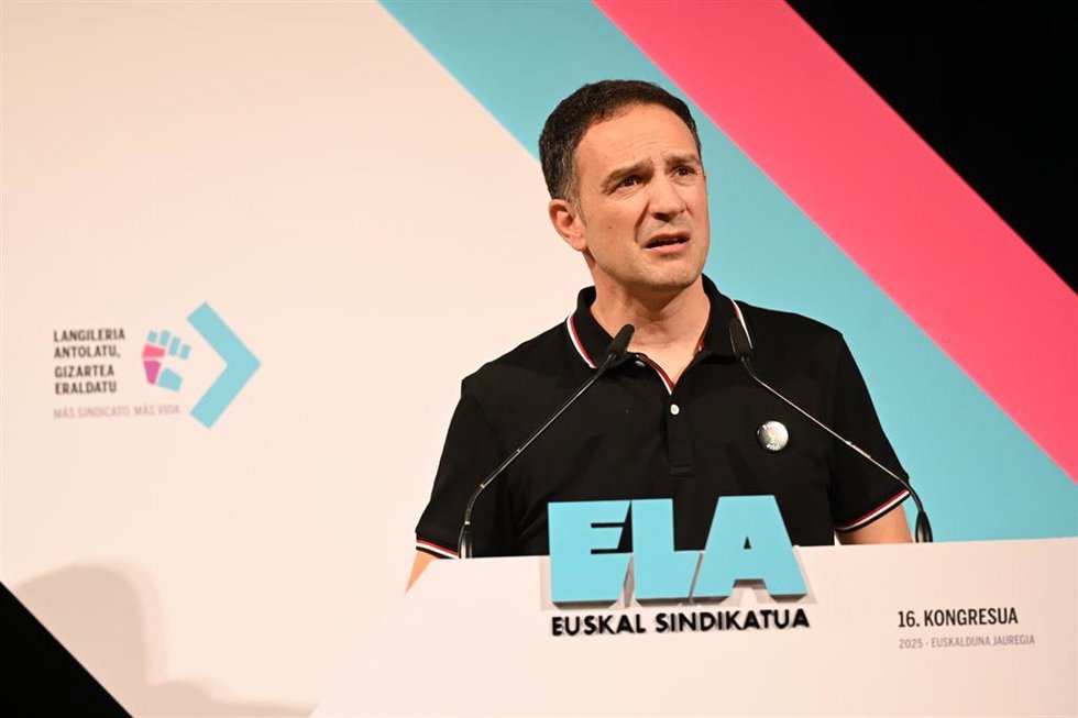 Archivo - El secretario general de ELA, Mitxel Lakuntza, durante la apertura del 16 Congreso del sindicato ELA bajo el lema Langileria antolatu, gizartea eraldatu, en el Palacio Euskalduna, a 2 de junio de 2025, en Bilbao