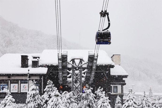 Archivo - Un teleférico en un resort de montaña de Krasnaya Polyana en Rusia.