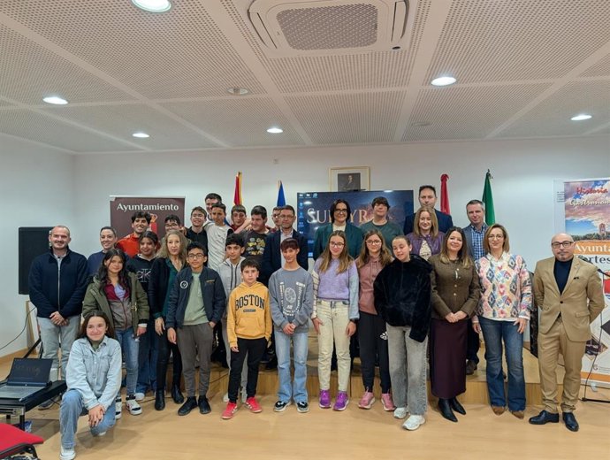Docentes y alumnos del CEIP Santos Médicos de Cortes de Baza junto a la delegada de Desarrollo Educativo y Formación Profesional de la Junta en Granada, María José Martín.