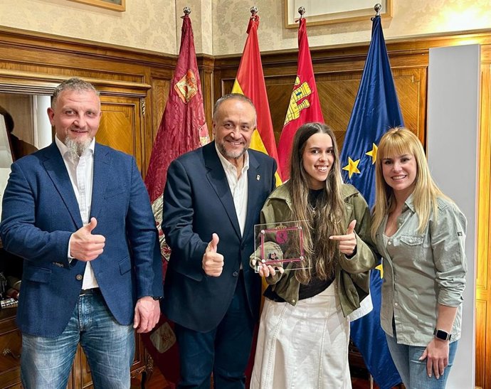 El presidente de la Diputación de León, Gerardo Álvarez Courel (centro izquierda), ha reibido este miércoles a la esquiadora leonesa María Martín-Granizo (a su derecha).