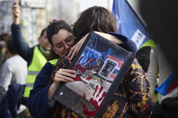 Archivo - Imagen de archivo de una mujer portando una foto del accidente de Adamuz (Córdoba) durante una concentración durante la primera jornada de la huelga ferroviaria, en la estación de tren Madrid-Puerta de Atocha-Almudena Grandes.