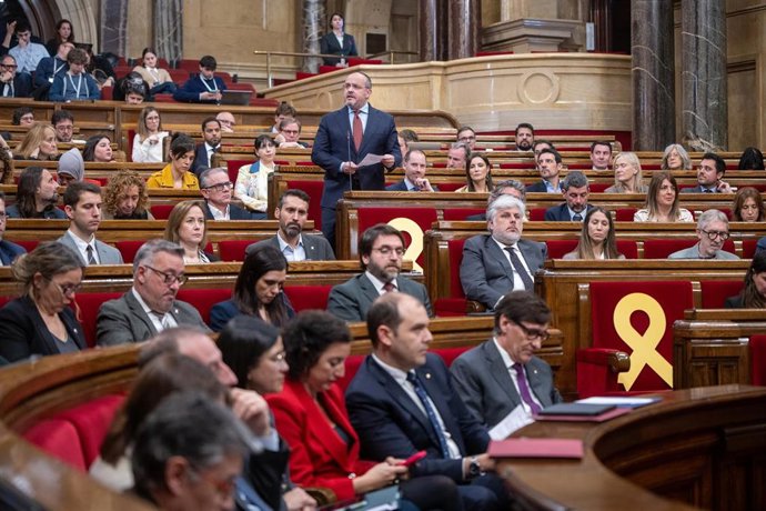 El presidente del PP de Catalunya, Alejandro Fernández, interviene en el pleno del Parlament