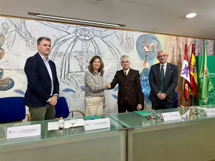 La rectora de la ULE, Nuria González (centro izquierda), y el presidente de la Fundación Club 45, Alejandro Diez Garín, más conocido como Alex Cooper (a su derecha), tras formar el convenio de colaboración.