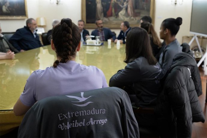 El presidente de la Diputación de Cáceres, Miguel Ángel Morales, recibe al equipo femenino de voleibol de Arroyo de la Luz