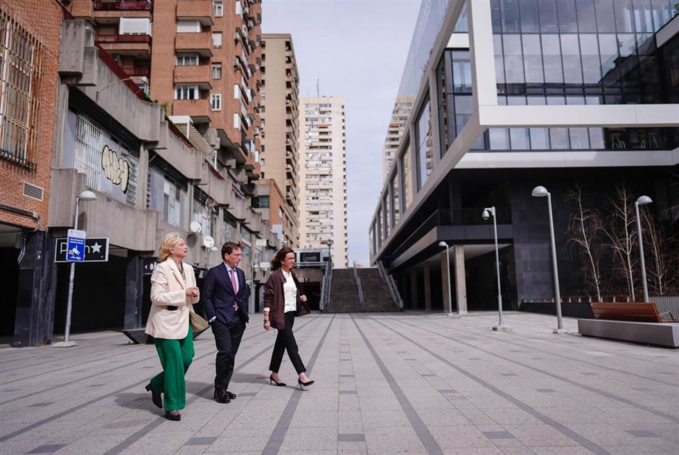 El alcalde de Madrid, José Luis Martínez-Almeida, en Nuevo AZCA; la delegada de Obras y Equipamientos, Paloma García Romero, y la concejala-presidenta de Tetuán, Paula Gómez Angulo