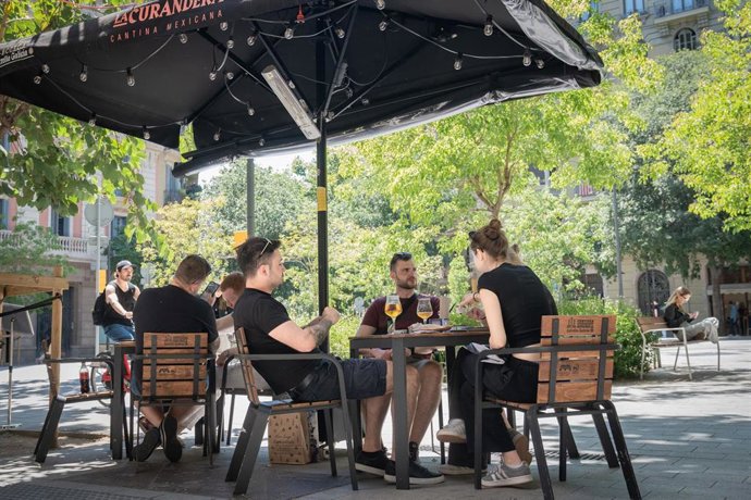 Archivo - Varias personas en la terraza de un restaurante