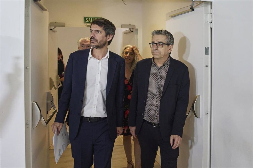 Archivo - El minsitro de Cultura, Ernest Urtasun (i) junto a secretario de Estado de Cultura, Jordi Martí Grau (d), a su llegada a la presentación de la hoja de ruta del Plan de Derechos Culturales, en el Museo Nacional Thyssen-Bornemisza, a 3 de julio 
