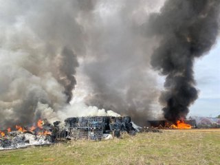 Imagen del incendio producido esta madrugada en una nave industrial de residuos plásticos en La Bañeza (León).