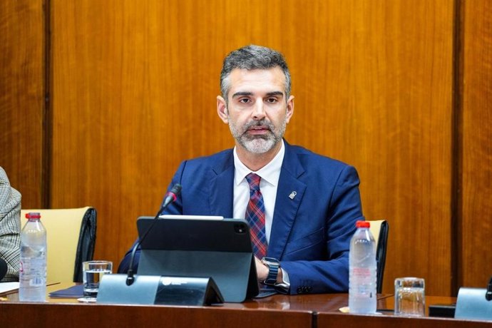 El consejero de Agricultura, Pesca, Agua y Desarrollo Rural de la Junta de Andalucía, Ramón Fernández-Pacheco, en comisión parlamentaria.
