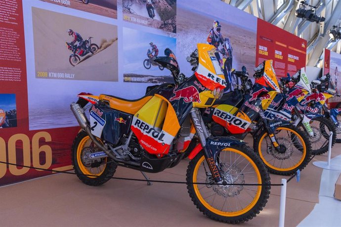 Motos de la exposición 'Reinas del desierto' en Zaragoza.