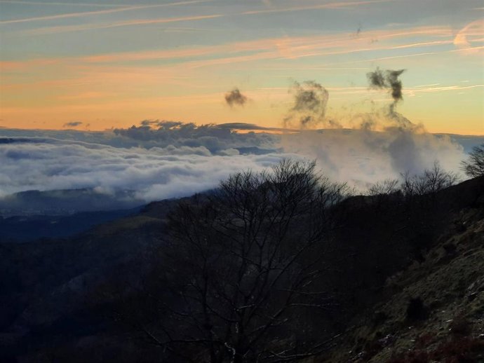Cielo con nubes bajas en euskadi