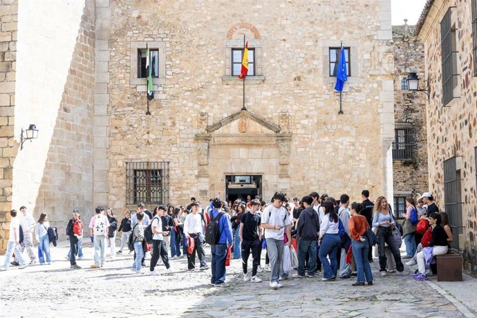 La Diputación de Cáceres recibe a estudiantes que han participado en la Ruta de la Memoria Histórica organizada por Amececa
