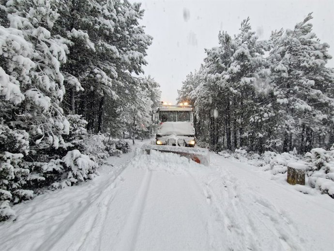 Archivo - Imatge de neu en una carretera  
