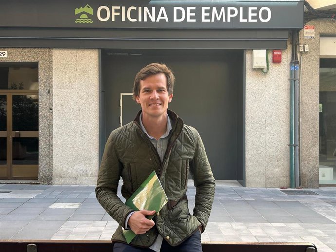 El portavoz del Grupo Parlamentario VOX, Ángel Alda, ante la oficina del SEPE