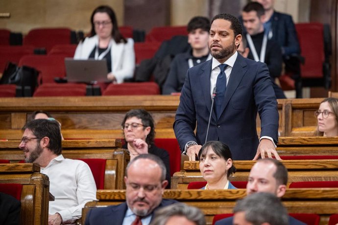 El secretario general de VOX, Ignacio Garriga, durante el pleno del Parlament de Catalunya, a 18 de marzo de 2026, en Barcelona, Cataluña (España). El Parlament de Catalunya aborda unos días cruciales para decidir si habrá unos nuevos presupuestos de la G