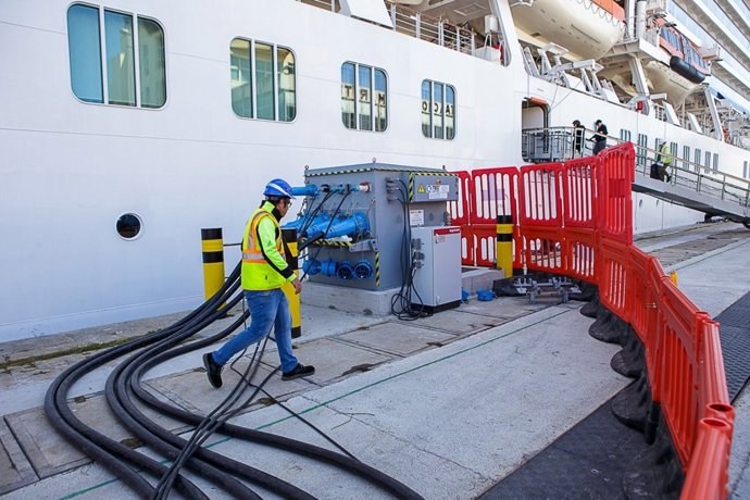Electrificación del muelle de Cádiz para conectar cruceros a la red.