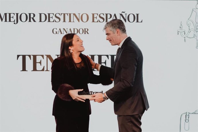 La consejera delegada de Turismo de Tenerife, Dimple Melwani, recibe, en nombre del Cabildo, el premio a la isla de Tenerife como 'Mejor Destino Español 2026' en los Forbes Travel Awards