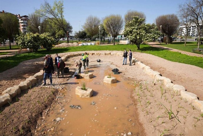 El alcalde de Córdoba, José María Bellido, junto al presidente de Emacsa e Imgema, Daniel García-Ibarrola, visitan el estanque de los Jardines Escritora Elena Fortún.