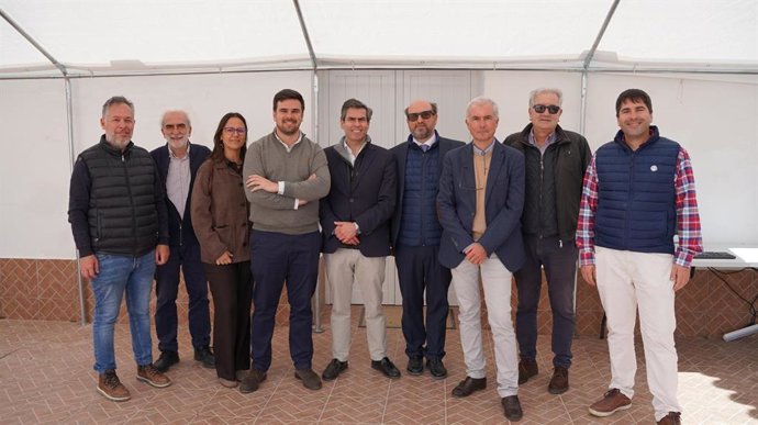 El director general de Pesca, Acuicultura y Economía Azul, Carlos Aldereguía, y el delegado territorial de esta Consejería en Cádiz, Francisco Moreno, en una visita a la empresa Cupimar.