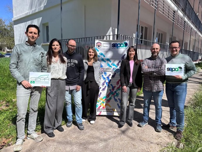 El equipo del Servicio de Protección Ambiental con la vicerrectora de Campus Sostenible, mostrando su primer logo de 2001 y el conmemorativo de su 25º aniversario.