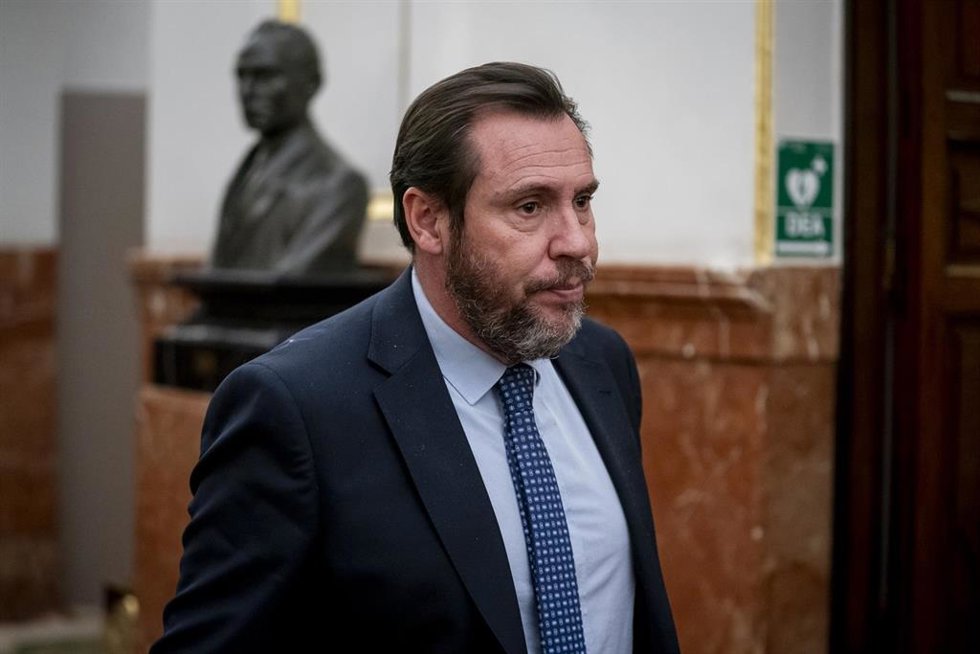 Archivo - El ministro de Transportes y Movilidad Sostenible, Óscar Puente, a su salida de una sesión plenaria, en el Congreso de los Diputados, a 27 de febrero de 2024, en Madrid (España).