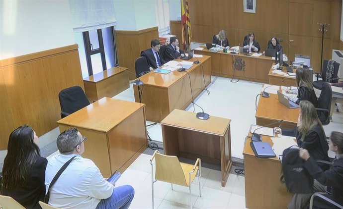 Los dos guardias civiles durante el juicio celebrado este miércoles en la Audiencia Provincial de Barcelona