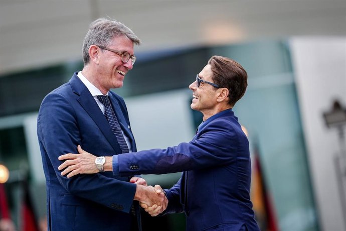 Archivo - FILED - 02 September 2025, Berlin: German Minister of State for Culture Wolfram Weimer (L) receives Italian media entrepreneur Pier Silvio Berlusconi in Berlin. Italian-based Media for Europe (MFE), controlled by the family of late former Italia