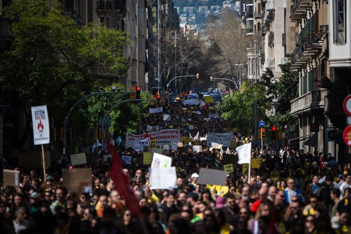 Desenes de persones durant una manifestació de docents