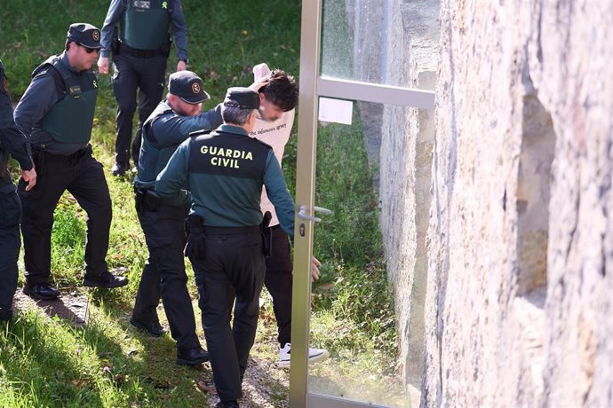 El detenido por el crimen machista de Pedreña pasa a disposición judicial, en el Tribunal de Instancia de Medio Cudeyo, a 18 de marzo de 2026, en Valdecilla, Cantabria (España).  