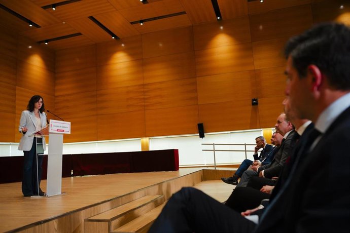 La presidenta de la Comunidad de Madrid, Isabel Díaz Ayuso, atiende a los medios tras presidir la reunión del Consejo de Gobierno, en el Ayuntamiento de Tres Cantos, a 18 de marzo de 2026, en Tres Cantos, Madrid (España).