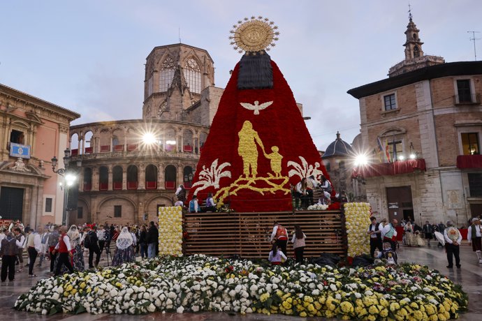 Varias personas llevan flores durante el segundo día de ofrenda floral a la Virgen de los Desamparados, a 18 de marzo de 2026, en Valencia, Comunidad Valenciana (España).