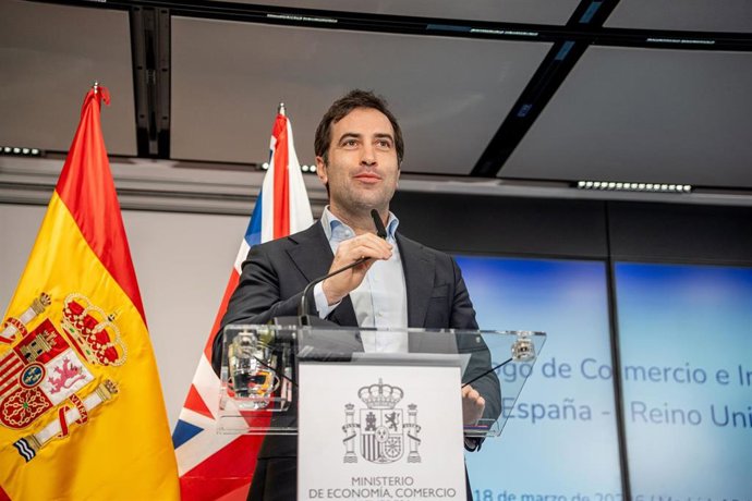 El ministro de Economía, Comercio y Empresa, Carlos Cuerpo,  atiende a los medios de comunicación en el Ministerio de Economía, a 18 de marzo de 2026, en Madrid (España). La reunión se inscribe en el primer Diálogo de Comercio e Inversiones España-Reino U
