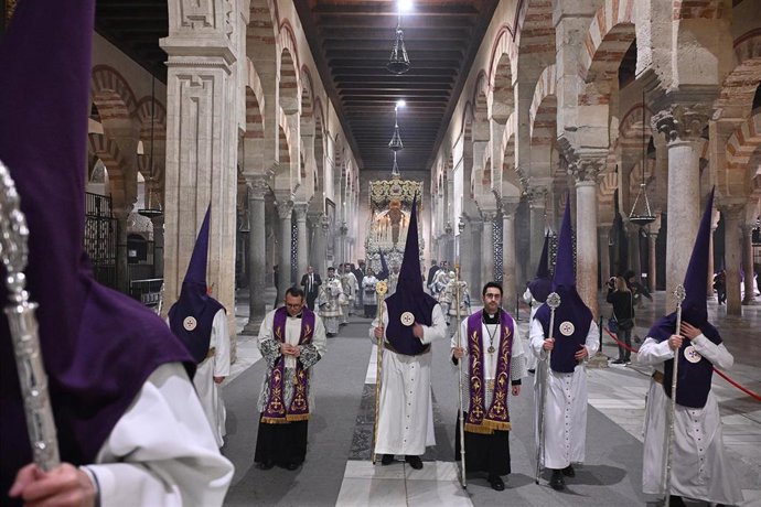 Archivo - Una procesión durante su paso por el interior de la Mezquita-Catedral de Córdoba, que forma parte de la Carrera Oficial de la Semana Santa de Córdoba.