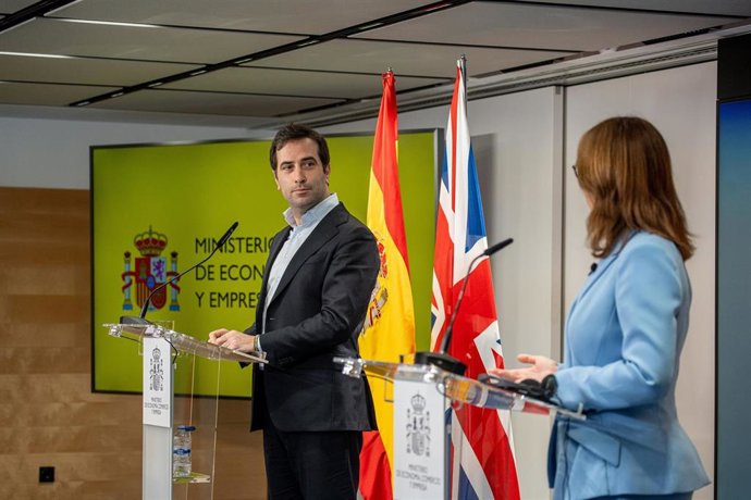 El ministro de Economía, Comercio y Empresa, Carlos Cuerpo, y la ministra de Economía y Hacienda del Reino Unido, Rachel Reeves, atienden a los medios de comunicación en el Ministerio de Economía, a 18 de marzo de 2026, en Madrid (España). La reunión se i