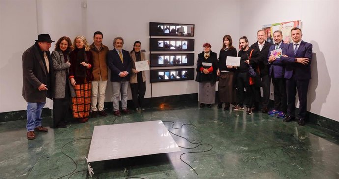 Archivo - Los ganadores de los premios, directivos de la Fundación Caja Rural del Sur, y miembros del jurado.