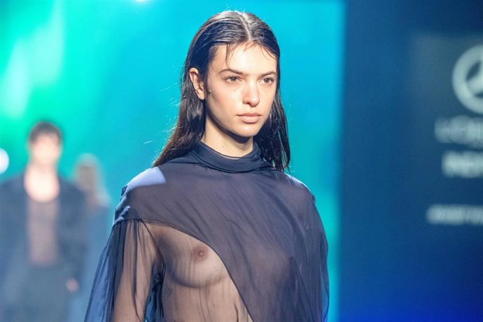 Archivo - Una modelo desfilando para la firma Pedro del Hierro en la Mercedes Benz Fashion Week Madrid, a 15 de febrero de 2024, en Madrid (España).