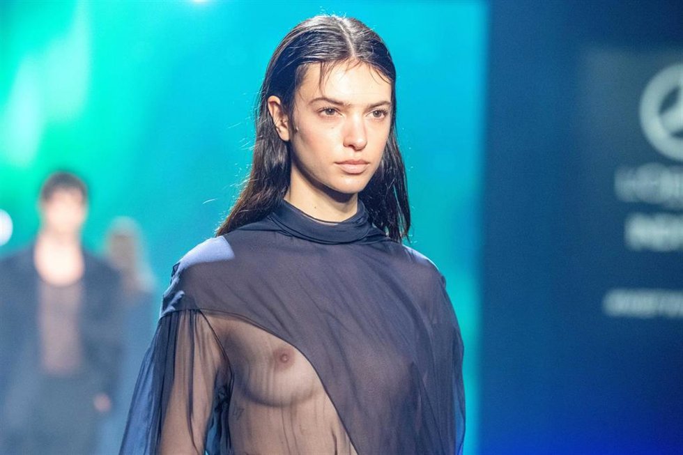 Archivo - Una modelo desfilando para la firma Pedro del Hierro en la Mercedes Benz Fashion Week Madrid, a 15 de febrero de 2024, en Madrid (España).