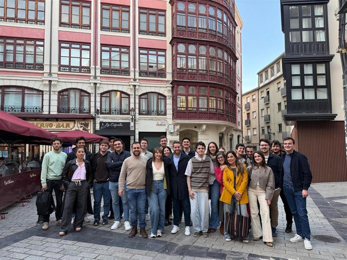 La próxima secretaria general de Juventudes Socialistas de España (JSE), Aránzazu Figueroa, se ha reunido con miembros de Juventudes Socialistas de La Rioja