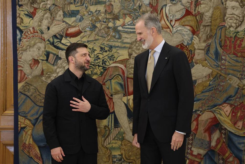 Archivo - El Rey Felipe VI (d) y el presidente de Ucrania, Volodimir Zelenski (i)