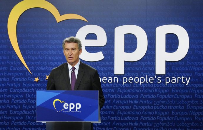 Archivo - El presidente del PP, Alberto Núñez Feijóo, durante una rueda de prensa, a 26 de junio de 2025, en Bruselas (Bélgica). Durante su comparecencia, Feijóo, ha hablado del aval definitivo del Tribunal Constitucional a la ley de amnistía del ‘procés’