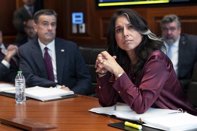 Archivo - June 21, 2025, Washington, Dc, United States of America: CIA Director John Rattcliffe, left, and Director of National Intelligence Tulsi Gabbard monitor Operation Midnight Hammer from the Situation Room of the White House, June 21, 2025 in Washi