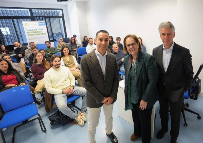 Torrent (de pie, centro), en la inauguración de la jornada celebrada en la Incubadora Córdoba Biotech.