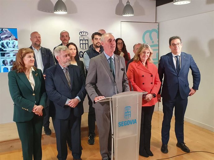 El alcalde José Mazarías explica detalles del proyecto de presupuestos rodeado de su equipo de gobierno.