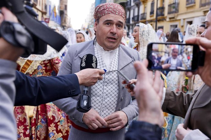 El 'president' de la Generalitat, Juanfran Pérez Llorca, desfila en la Ofrenda a la Virgen en las Fallas de València.